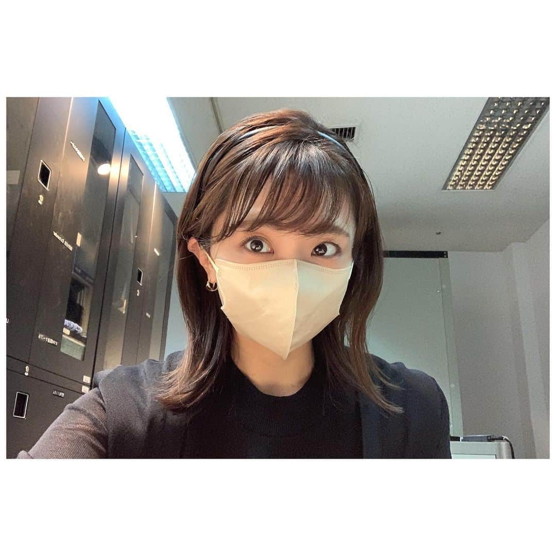 松村未央さんのインスタグラム写真 - (松村未央Instagram)「* 最近買ったカチューシャを付けてきました☺︎  ナレーションブースも控え室も寒いので 年中、羽織るもの必須です⛄️  #私以外は半袖  #めざまし８ #ナレーター #カチューシャ #お気に入り」6月2日 10時24分 - mio.matsumura_