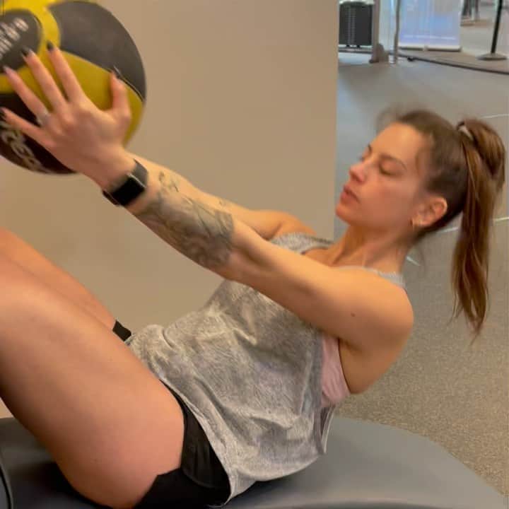 モルガーナ・ギマッキのインスタグラム：「Treininho de hoje! 💪🏻✨🔊 . . . #bodybuilding #bodybuildingmotivation #maromba #fisiculturismo #fisiculturismofeminino #fitness #musculação #musculacaofeminina #musculation #fit #explore #explorepage #trainingday #academia #gymmotivation #treino #lightweight #lafitness #vancouverwashington」