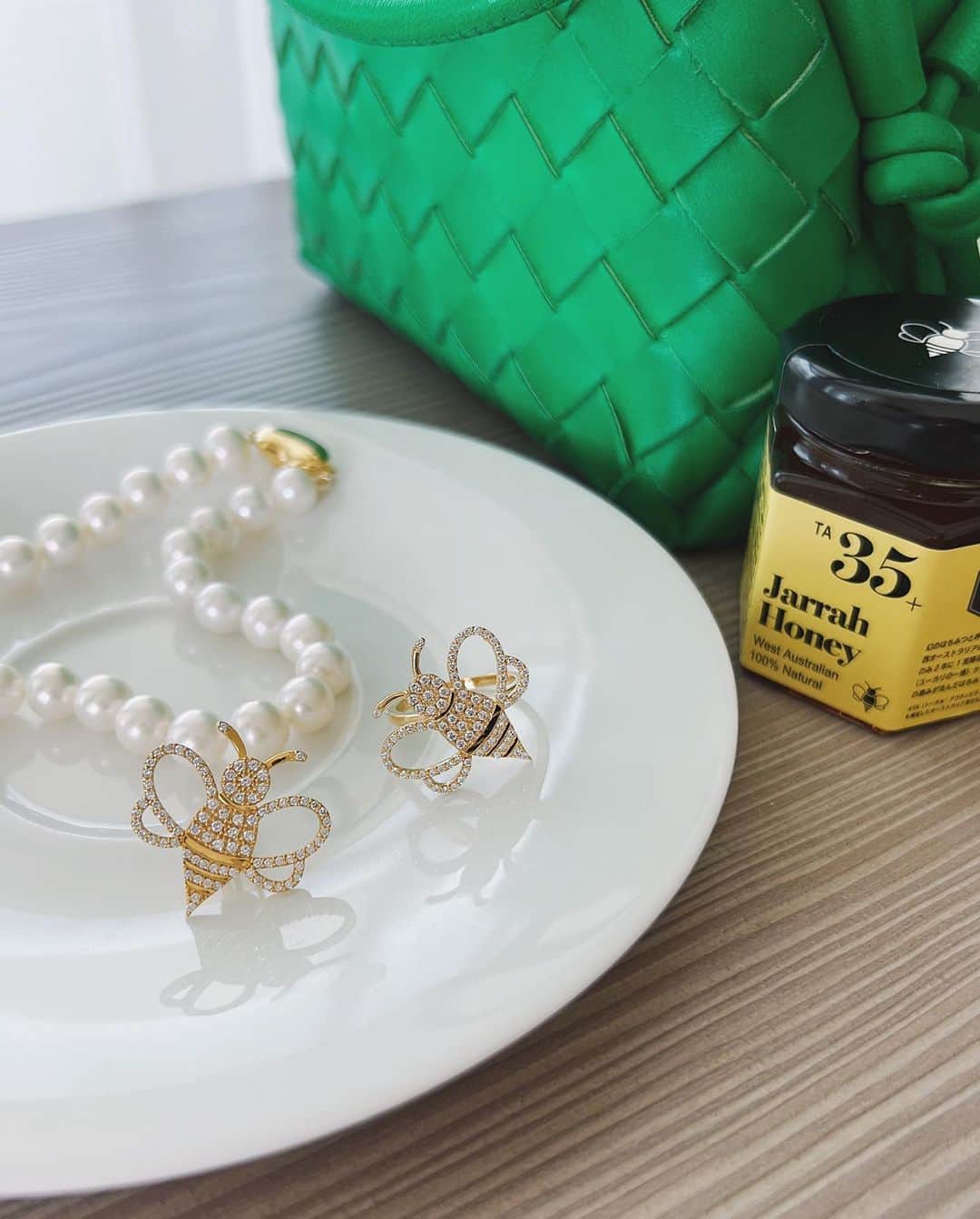 のインスタグラム：「ISETAN SHINJUKU pop up🍯🐝✨  6月8日(水)〜6月14日(火) 伊勢丹新宿店本館2階アーバンクローゼット  エシカルでサスティナブルな"ラボ・グロウンダイヤモンド"を使用したYONと、アートディレクターhideyaが提案するライフスタイルを豊かにするDecor Collectionと一緒に @thebees.jp の100%ナチュラルなはちみつも展開します💛  昨年完売したYONとTHE BEESコラボのミツバチモチーフのジュエリーも再販が決まりました🐝✨ このポップアップ期間中に是非チェックしてください✨  #isetanshinjuku #伊勢丹新宿店 #ポップアップ #yon #hideyahouse #abuzzfromthebees #thebees #はちみつ #生はちみつ #みつばち #蜂蜜」