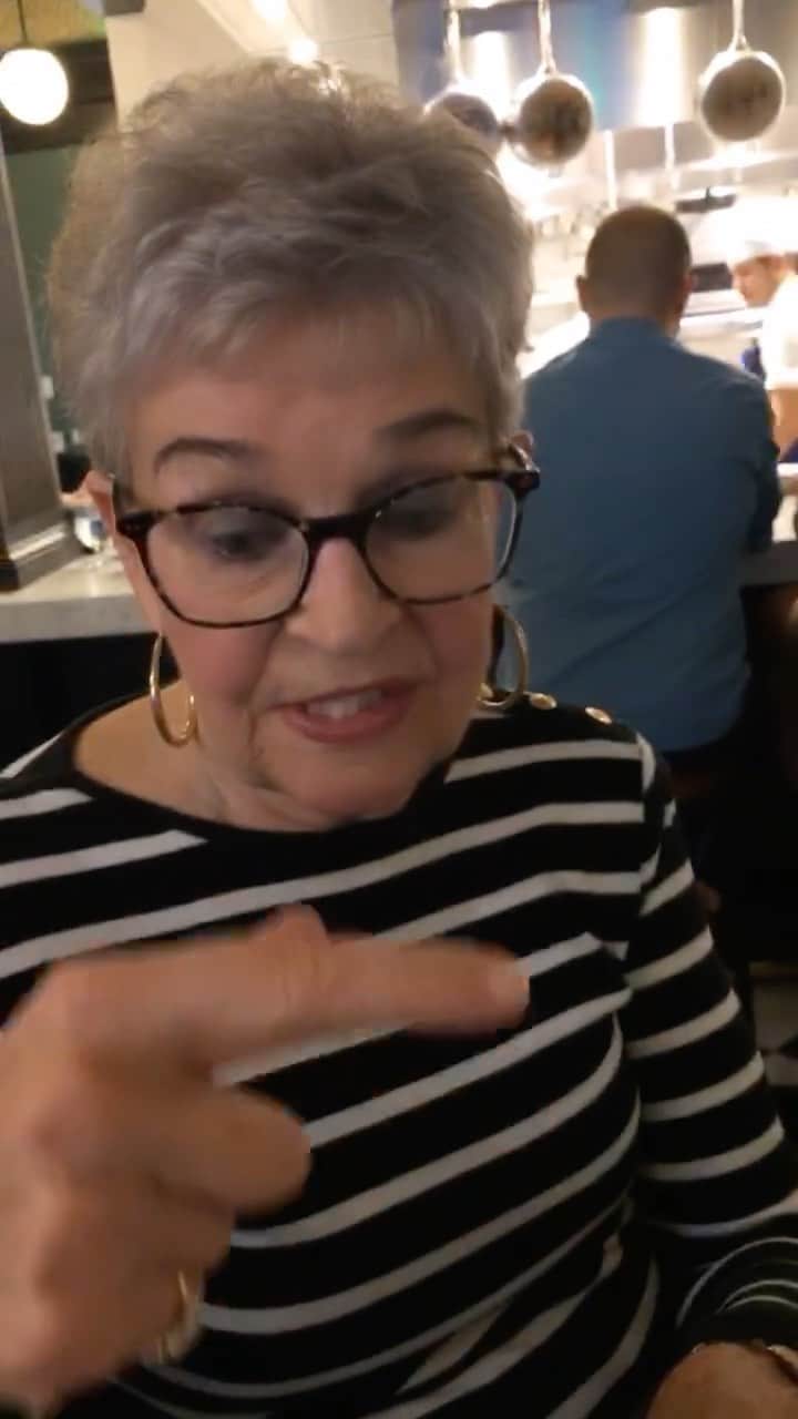 リサ・リナのインスタグラム：「We like a short glass. 🥃 #WisdomOfLois ❤️❤️❤️❤️ We love you Lois 🥰Rum&CocaCola」