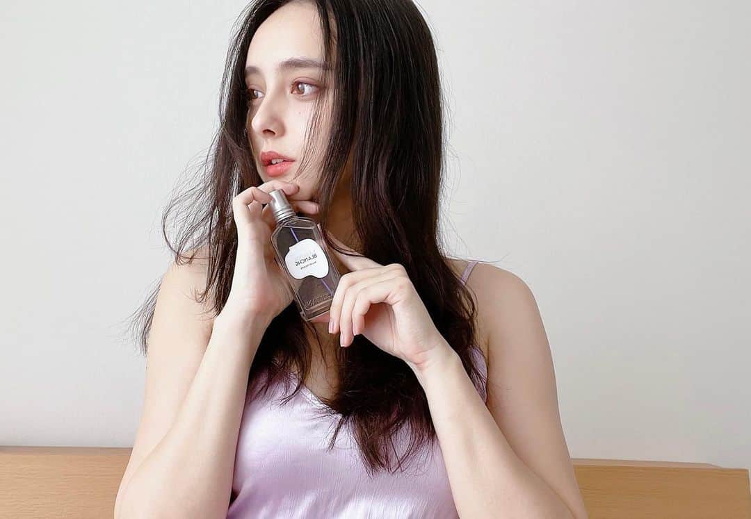 のインスタグラム：「ロクシタンより 白いランベンダーから生まれた ホワイトラベンダーが 6/1に登場しました！  このホワイトラベンダーは 植物多様性保護のために青いラベンダーを守るためにうまれたもの。  さらにロクシタンは生産者をサポートしたり ロクシタン空容器をリサイクルしたり 女性の自立を支援したりたくさんの活動したり いろんな取り組みをしてるんだって🙌🏻  あと何がいいってこの香り！ 使ってみてびっくりしたんだけど 爽やかで上品で、クリーンなフローラルムスクの香り。  これはリピートしますw ほんとに気に入りましたw  よかったらチェックしてみてね🤍  #ロクシタン #白いラベンダー #サスティナブル  #sdgs #loccitanepr #pr」