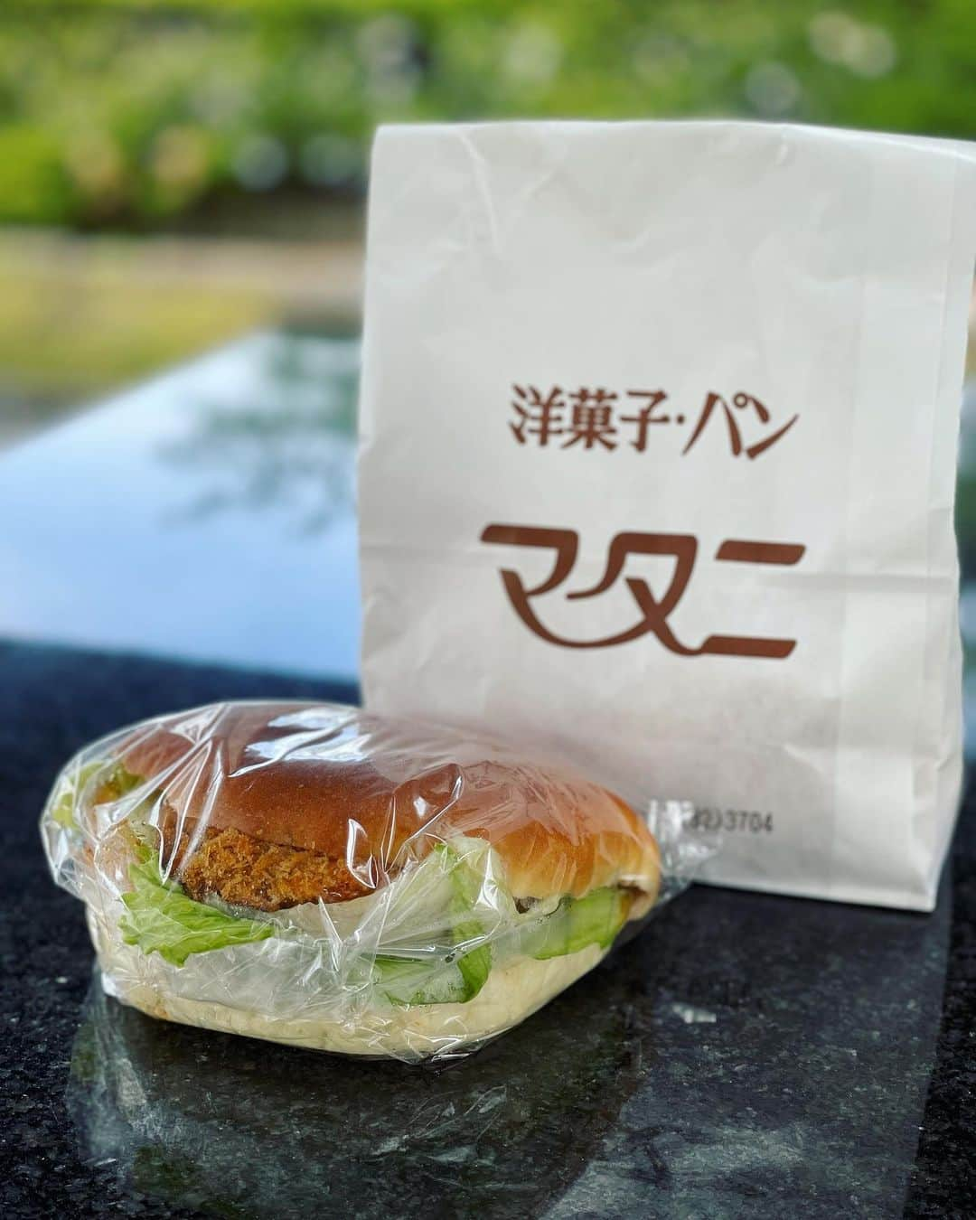 d-iZeさんのインスタグラム写真 - (d-iZeInstagram)「メンチカツサンドではない。 ハンバーグカツサンド。  #ランチ #青森おじさんぽ #弘前 #パン屋 #マタニ #サンドイッチ #コッペパン #めちゃくちゃうまいよ」6月2日 11時29分 - dize1104