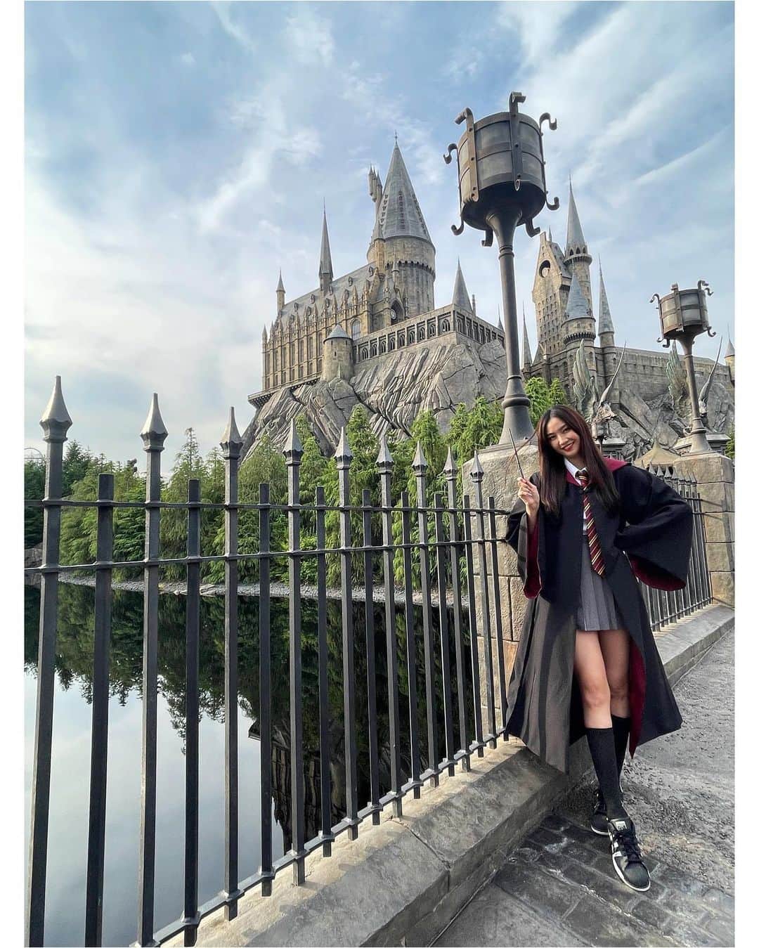 のインスタグラム：「ホグワーツ魔法魔術学校入学してきた🪄🧳👓 . . #ホグワーツ #USJ #ハリーポッター #グリフィンドール #スリザリン  #japanese #japanesegirl #일본 #일본인 #일본사람#東京 #tokyo #도쿄 #モデル #model#모델 #followme  #高身長 #高身長女子 #instalove #ootd #旅行 #trip #여행」