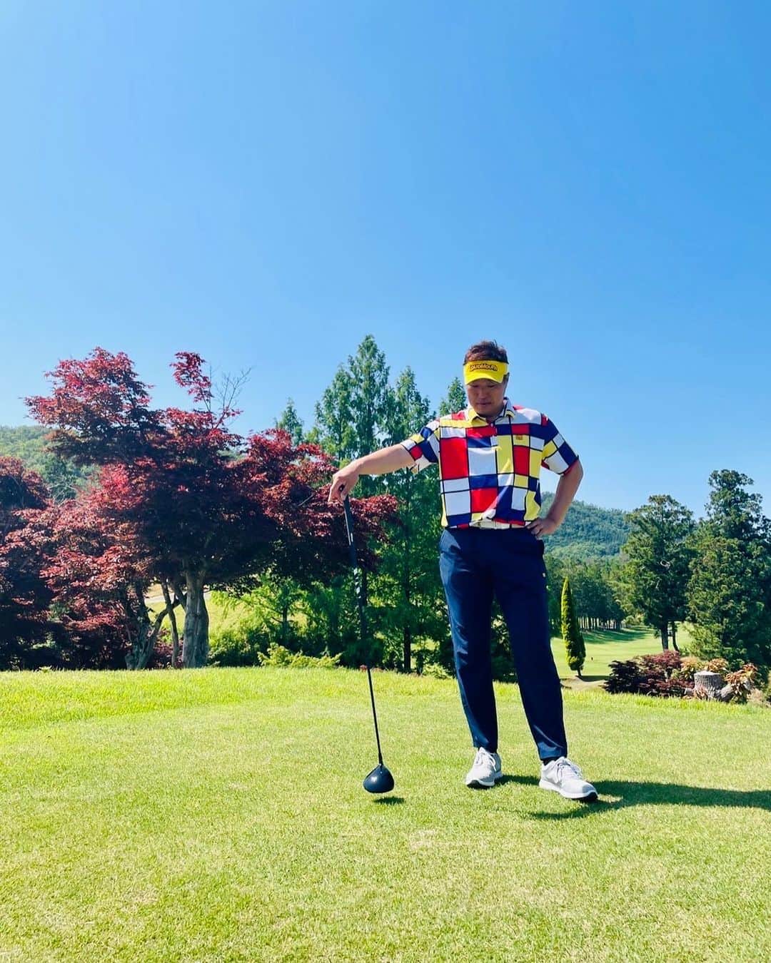 関本賢太郎のインスタグラム：「絶好のゴルフ日和⛳️ ゴルフはいつも派手にラウドマウスのウェアがいい感じ🌟🌟 今日はいつもよりおとなしめ😅 いつもはもっと派手😅  #ゴルフ #男子ゴルフ #ゴルフ日和 #ラウドマウス #ゴルフウェア」