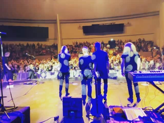 ミューのインスタグラム：「Kiitos, Helsinki! ♥️ Awesome crowd! So glad this show could finally happen ♥️」