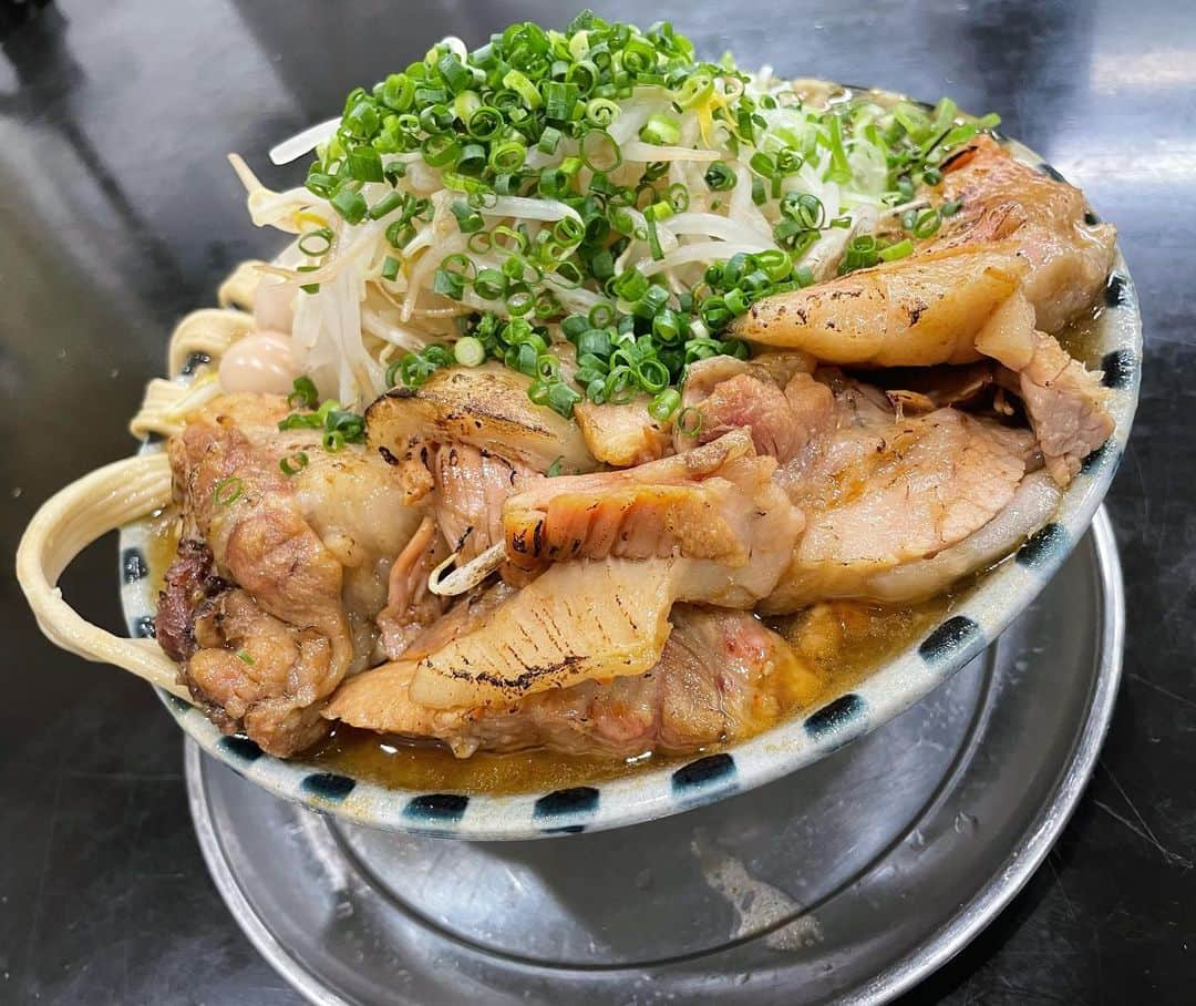 ますぶちさちよのインスタグラム：「麺でるさんのワシワシ通り越し麺最高だったなあ🤤🍜次は翡翠麺だって🥺楽しみ！！  #大食い　#麺でる川崎店808ism #麺でる　#ラーメン　#デカ盛り　#ますぶちさちよ　#大食い女子」