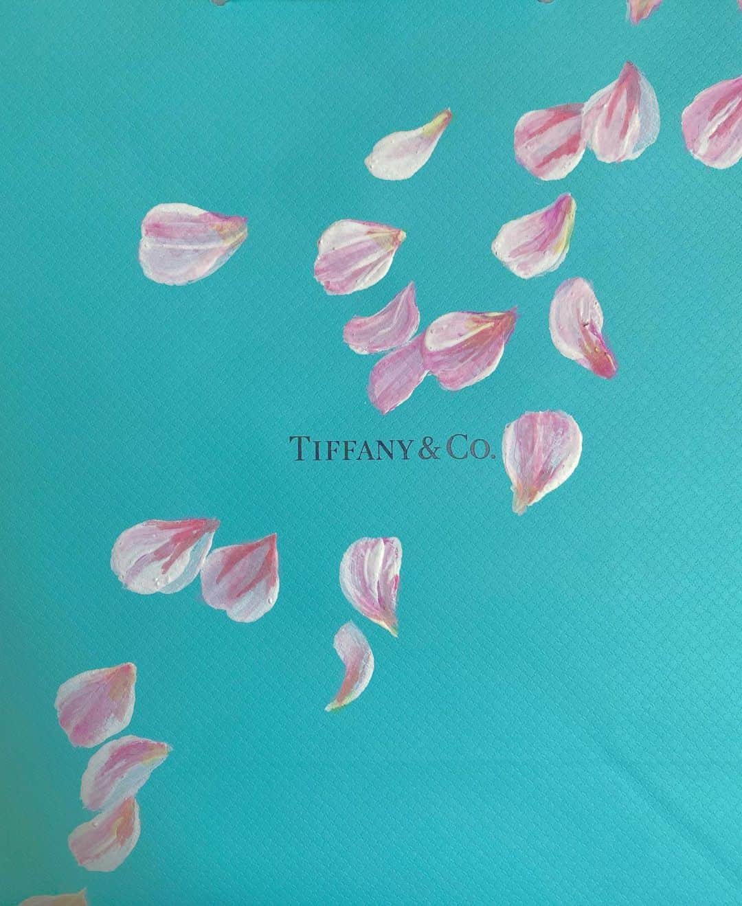 澤田友美のインスタグラム：「I painted the petals of the cherry blossoms 🌸 . . #cherryblossom #tiffany」