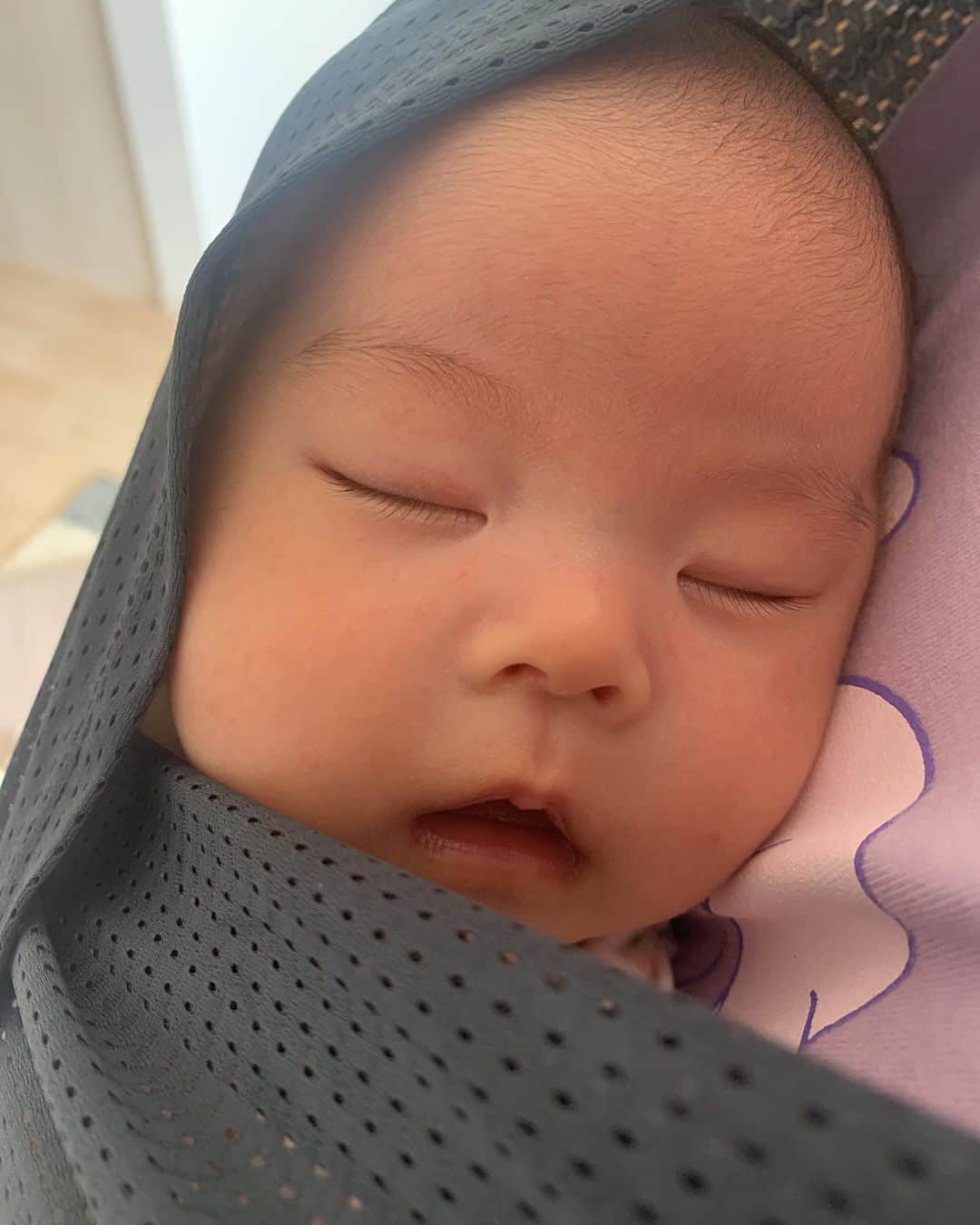 のインスタグラム：「うちのベビたん。 〜お昼間編〜  うちのベビたん、 お昼間はとにかく抱っこです。 抱っこでしか寝ません。 寝たなぁ〜と思って下ろしたらギャン😭 寝てなくても下ろしたらギャン😭  なので私の日中はずっと抱っこで揺れてます😅  初めての子育てなのでわからないんですが、 みんなそんなもんなんでしょうか？？  まぁ、うちの子の性格というか特性なんでしょうね🍼  なのでごはん、お掃除、ほぼ出来ませんー。😭  最近やっとベビーカーデビューしまして🌲 お外に出て新しい道を毎日開拓してます。 日々、成長中です💪  とりあえず、 早くお昼寝上手になってね〜👋」