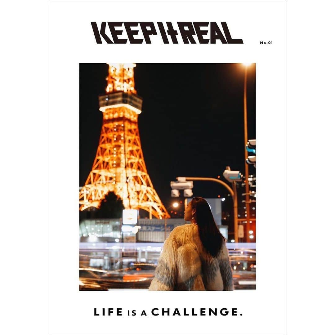 杉村友規さんのインスタグラム写真 - (杉村友規Instagram)「"KEEP IT REAL No.01" @keepitreal_magazine  先行予約スタート㊗️改めて、おめでとうございます。  記念すべき一冊目から表紙にさせていただけた事に大感謝。 撮影は昨年座間味島から帰ってきて一発目のシゴト、都会生活リスタートの日でした。🏙💪 久々にふわふわのお洋服なんて身に纏って、東京タワーを目の前にカバーガールを務めさせてもらってて、なんだか不思議な感覚で居た🧏🏽‍♀️ 少し前までの当たり前も、環境が大きく変われば一氣に初心からゼロスタート出来ちゃうね🌱  取材時期からこの一冊について、インタビュアーの @dj_rikumaru リクマル君が色んな氣持ちをシェアしてくれて。 彼がキャッチする皆んなのスタイルとか想いとか言葉のエネルギーが沢山詰まったこの本は幸せだなって思った☺️📖  直接手に取って誌面からどんな言霊を感じるかなぁ。と、わくわく。❣️💭  デジタルな時代でも、しっかり手元に残るモノとして形に起こしてくれてありがとうございます🤝  一年に一冊の大事なカルチャー誌、皆んなにも届きますように。🍀  --------------------------- 2022年5月27日(金)12:00〜「Makuake」より 先行販売開始。 https://www.makuake.com/project/keep_it_real/  - about - 人生の節目で何を考え、行動してきたのか。 どのような価値観を持ち合わせているのか。 どのような信念を持って前へ進んで来たのか。  出版は1年に1冊。様々な業界の第一線で活躍する“今をトキメク仕事人”総勢14組からなるインタビューマガジン。学校では教えてくれない3つの価値観「お金・SNS・愛」や仕事論・人生論についてインタビュー。  #keepitreal_magazine  --------------------------- 予約販売開始：2022年5月27日(金)12:00 創刊：2022年7月30日(土) 発行：年1回 判型：210×297mm（A4）アジロ綴じ 頁数：カバ+帯+表紙4P+前後見返+本文112P（左開き） 定価：3,000円（税込） 属性：インタビュー・カルチャー誌」6月2日 15時52分 - yuk1nco