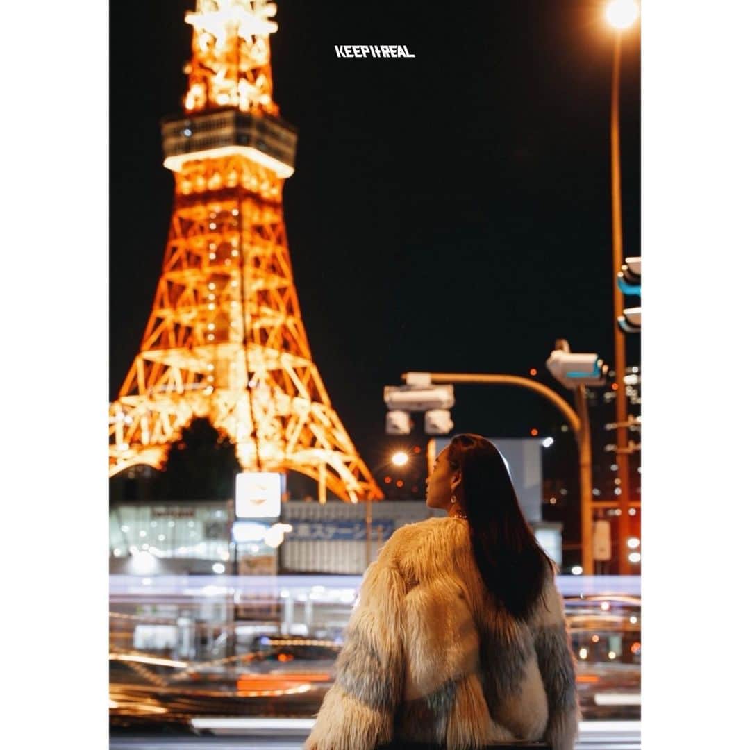 杉村友規のインスタグラム：「"KEEP IT REAL No.01" @keepitreal_magazine  先行予約スタート㊗️改めて、おめでとうございます。  記念すべき一冊目から表紙にさせていただけた事に大感謝。 撮影は昨年座間味島から帰ってきて一発目のシゴト、都会生活リスタートの日でした。🏙💪 久々にふわふわのお洋服なんて身に纏って、東京タワーを目の前にカバーガールを務めさせてもらってて、なんだか不思議な感覚で居た🧏🏽‍♀️ 少し前までの当たり前も、環境が大きく変われば一氣に初心からゼロスタート出来ちゃうね🌱  取材時期からこの一冊について、インタビュアーの @dj_rikumaru リクマル君が色んな氣持ちをシェアしてくれて。 彼がキャッチする皆んなのスタイルとか想いとか言葉のエネルギーが沢山詰まったこの本は幸せだなって思った☺️📖  直接手に取って誌面からどんな言霊を感じるかなぁ。と、わくわく。❣️💭  デジタルな時代でも、しっかり手元に残るモノとして形に起こしてくれてありがとうございます🤝  一年に一冊の大事なカルチャー誌、皆んなにも届きますように。🍀  --------------------------- 2022年5月27日(金)12:00〜「Makuake」より 先行販売開始。 https://www.makuake.com/project/keep_it_real/  - about - 人生の節目で何を考え、行動してきたのか。 どのような価値観を持ち合わせているのか。 どのような信念を持って前へ進んで来たのか。  出版は1年に1冊。様々な業界の第一線で活躍する“今をトキメク仕事人”総勢14組からなるインタビューマガジン。学校では教えてくれない3つの価値観「お金・SNS・愛」や仕事論・人生論についてインタビュー。  #keepitreal_magazine  --------------------------- 予約販売開始：2022年5月27日(金)12:00 創刊：2022年7月30日(土) 発行：年1回 判型：210×297mm（A4）アジロ綴じ 頁数：カバ+帯+表紙4P+前後見返+本文112P（左開き） 定価：3,000円（税込） 属性：インタビュー・カルチャー誌」