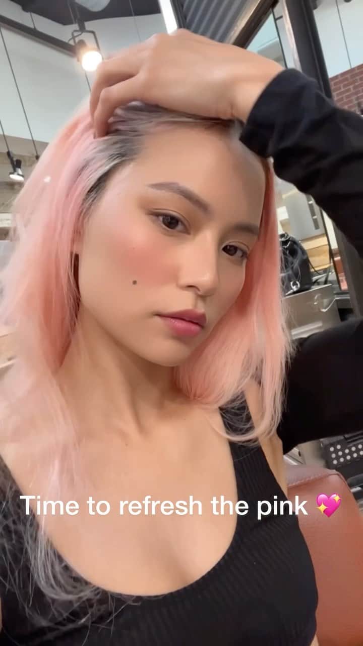 のインスタグラム：「She keeps me fresh and I love her 💖 @thatshortstylist 🙏🏼 #pinkhair #pink」