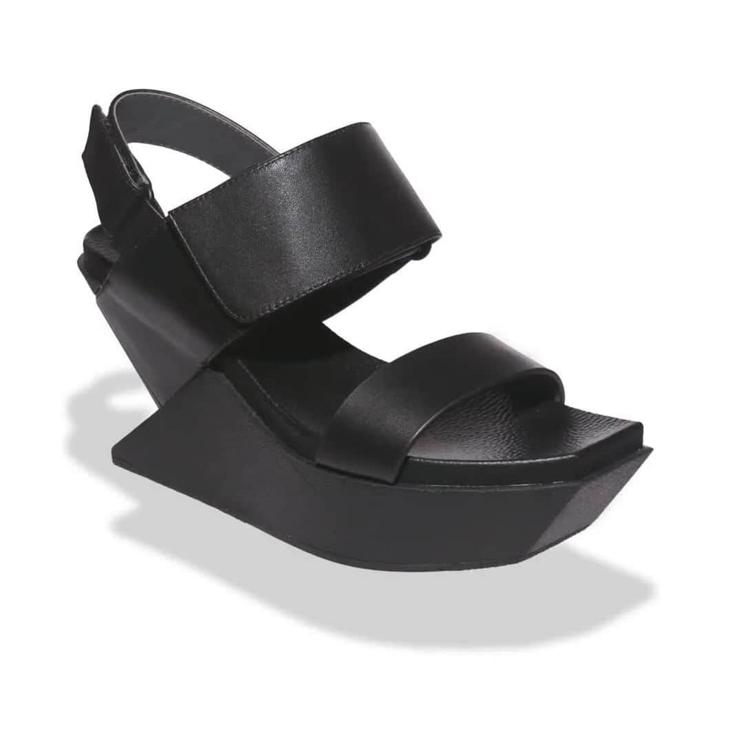 のインスタグラム：「/// United Nude Signatures ~ Delta Wedge Sandal in Black ///⁠ .⁠ .⁠ .⁠ .⁠ #unitednude #SS22 #allinthedetail #wedgesandal #boldminimal」
