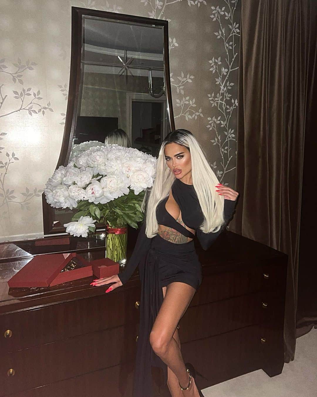 Nita Kuzminaのインスタグラム：「♠️ _ Dress @ilalimitedcollection」