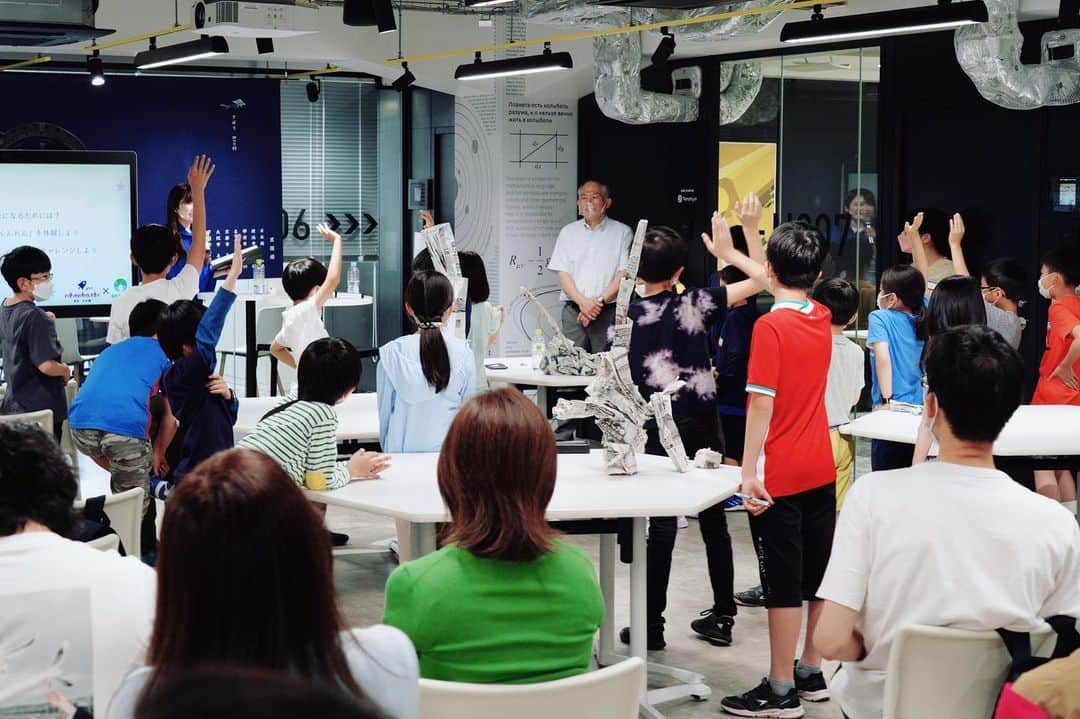 榎本麗美のインスタグラム：「【YAC東京日本橋分団 @yac_nihonbashi のプレイベント】  5/22(日)に「宇宙飛行士講座」キッズコース 「宇宙飛行士の“おしごと”を知ろう」を開催🚀 大盛況でした！  ワークショップ『月のミッション』にチャレンジ👩‍🚀🌕 たくさん質問も出て、講師の柳川さんも大喜び！  20〜30年後には、この中から宇宙飛行士さんが誕生しているかも！？  #宇宙飛行士に転職だ  #宇宙飛行士になろう  #日本宇宙少年団 #東京日本橋分団  ※感染症対策について新型コロナウイルス感染予防対策ガイドラインに従い、イベント中の換気、マスクの着用や入室時の検温、手指の消毒、ソーシャルディスタンスを行い、拡大防止のため感染予防対策を徹底して行いました。  ※夏休みに、子ども宇宙イベント開催を考えている企業さんがいらっしゃいましたら、 ぜひ、そらビへご相談下さい！ →contact@sorabi.space」