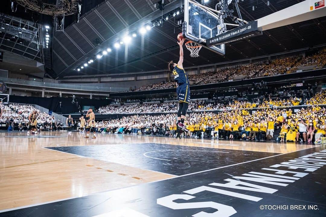 比江島慎さんのインスタグラム写真 - (比江島慎Instagram)「今シーズンも応援ありがとうございました！ ⁡ Bリーグで、ついに優勝することが出来ました！ ⁡ BREX NATIONの皆さんのおかげで、年間チャンピオンになることができ、チャンピオンシップMVPも受賞させていただき、とても嬉しいです！」6月2日 18時07分 - mako6hieji