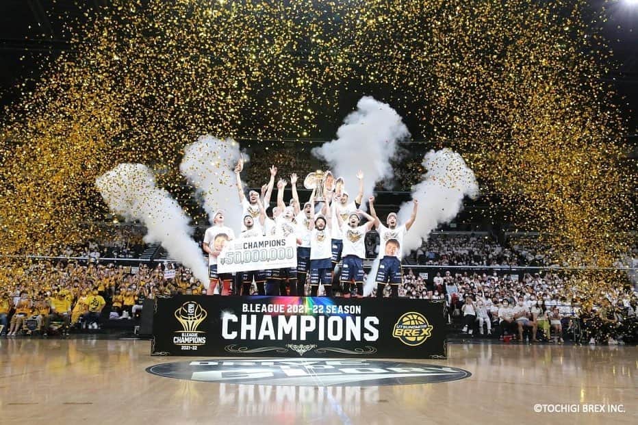 比江島慎のインスタグラム：「今シーズンも応援ありがとうございました！ ⁡ Bリーグで、ついに優勝することが出来ました！ ⁡ BREX NATIONの皆さんのおかげで、年間チャンピオンになることができ、チャンピオンシップMVPも受賞させていただき、とても嬉しいです！」
