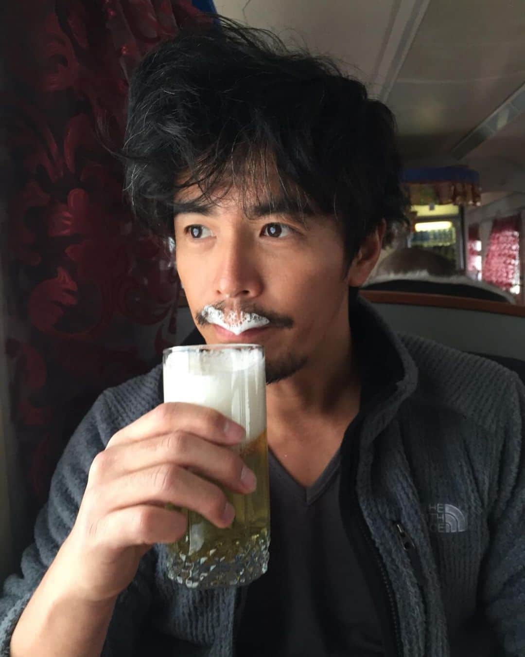 伊藤英明のインスタグラム：「#tbt #7yearsago  ロシアの車中にて。この頃は渡航出来たのになー。。。」