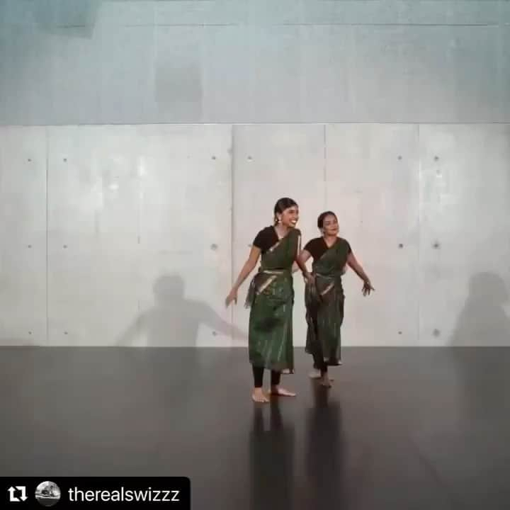 マリン・アッカーマンのインスタグラム：「#thursdayvibes 💃🏻👯‍♀️ Repost from @jjjiefu2002 • I love this so much. #mix #traditionalandmodern @therealswizzz」