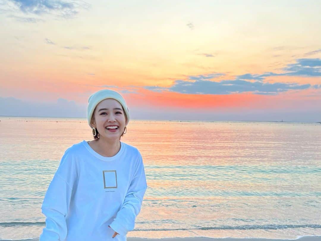 富久美玲のインスタグラム：「_ . 初の和歌山県！！！ . ずっと行ってみたかった白良浜🏝✨ 海も砂浜も綺麗で最高でした🐶 .」