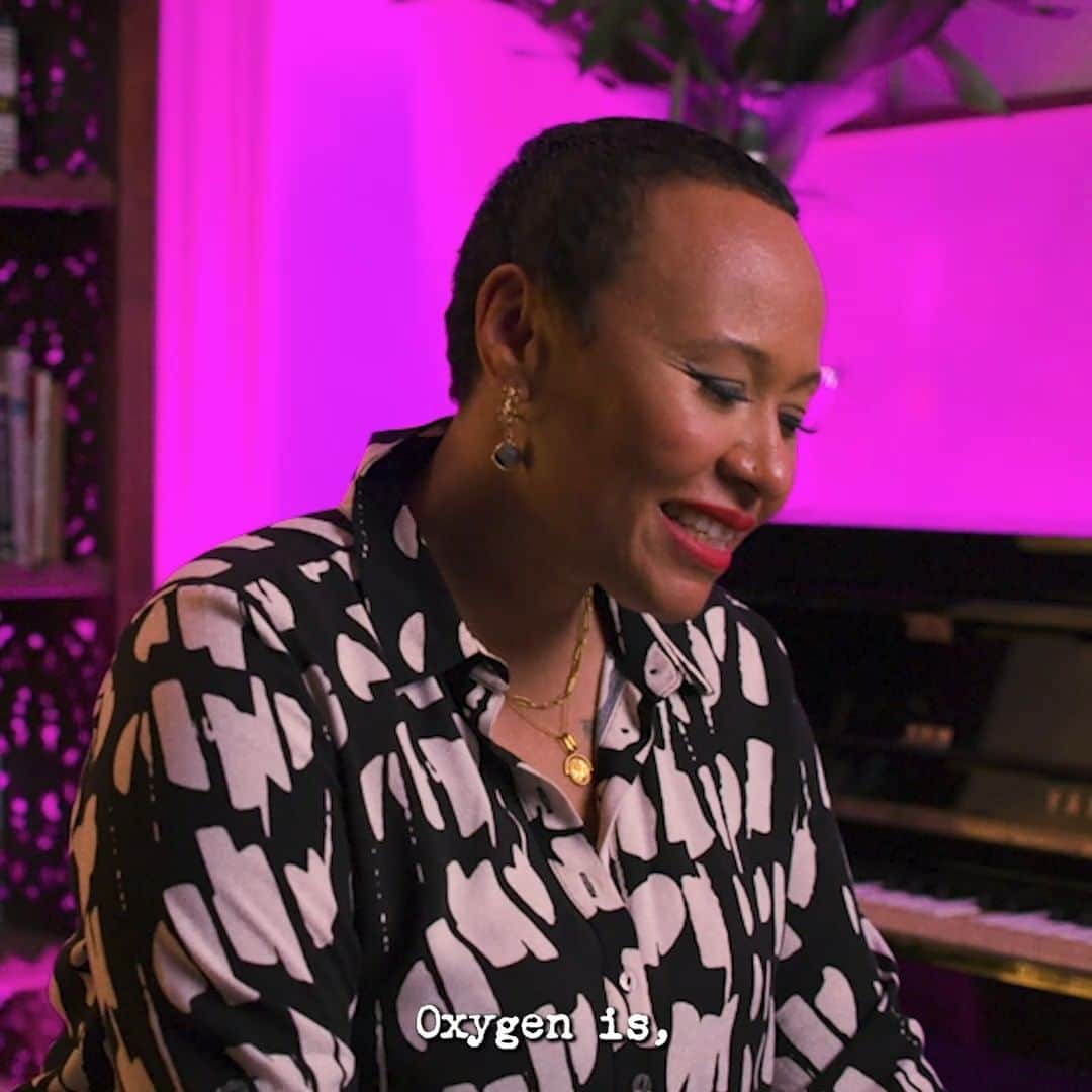 Emeli Sandéのインスタグラム：「Episode 3 of my Youtube series is out now! Singing about some new themes in Oxygen and My Pleasure 💋💋💋 Watch the full video at the link in my highlights」