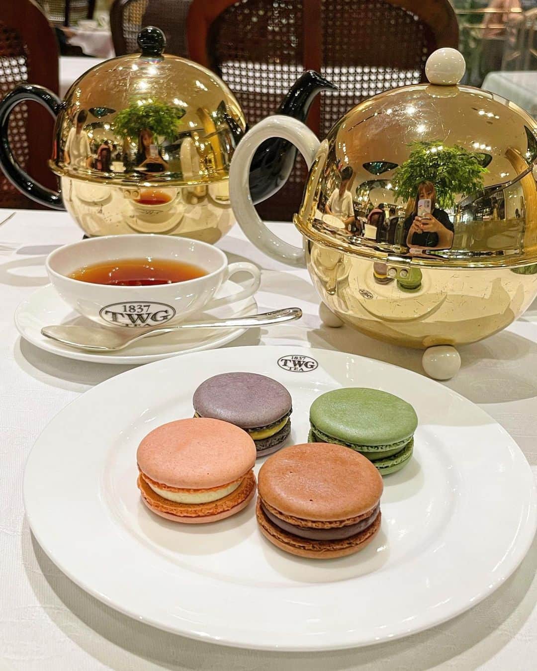 のインスタグラム：「📍TWG tea time...🤍🤍🤍 紅茶の種類たくさんあった🫖🧡 マカロンまたハマりそう〜😋😋😋  #みまる #mimaru #🇹🇭 #海外移住 #タイ #バンコク #タイ移住 #バンコク生活 #bangkok #thailand #海外生活  #海外旅行  #ナチュラルライフ #干物女 #自由人 #youtuber #バンコク情報  #みまるチャンネル #在タイ日本人 #在タイ #バンコク駐妻 #バンコク観光 #バンコク旅行 #twg #twgtea #siamparagon #バンコクカフェ #タイカフェ #マカロン」