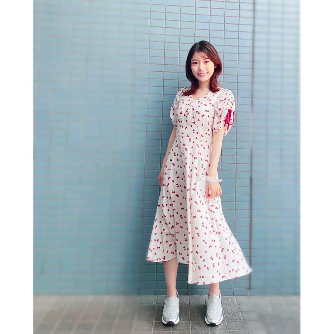 竹俣紅のインスタグラム：「⭐️ 今日も『めざまし8』をご覧くださってありがとうございました。 明日もよろしくお願いします！ ⁡ そして、お知らせです✨ あす3日(金) 12時から30分くらい、 フジテレビアナウンサー公式YouTubeで 藤井先輩と生配信をします！ ゆる〜い雰囲気の配信になりそうです。 お昼休みにのぞいてみてください☺️ ⁡ #靴はスリッポン #このワンピースとは合ってないけど #通勤用だからゆるしてね」