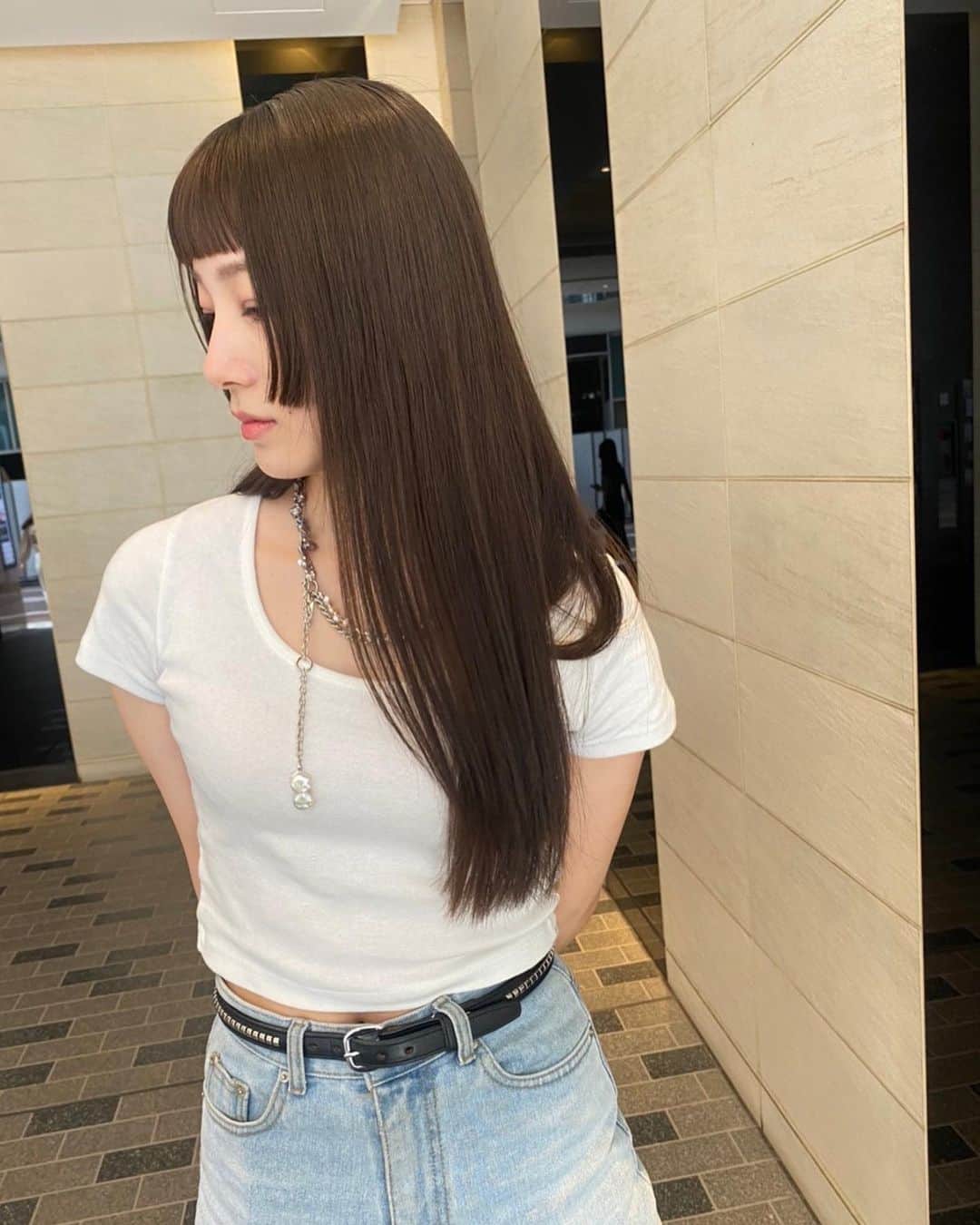 江田友莉亜のインスタグラム：「前髪カット✂︎ @inomataakiko   外で撮ったら凄く綺麗な髪色に見える🫶🏻」