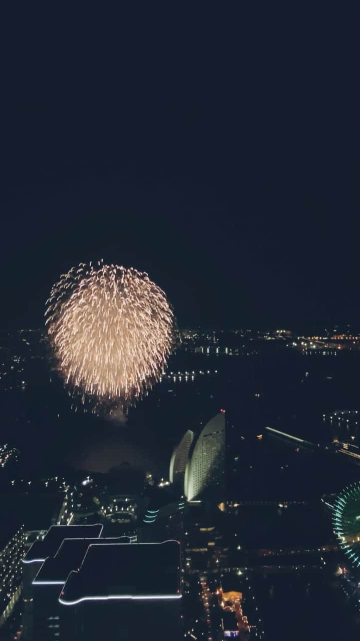 横浜ロイヤルパークホテルのインスタグラム：「特等席からの花火をおすそ分け。 開港祭の花火を見るたび、夏の始まりに胸が高鳴ります。」