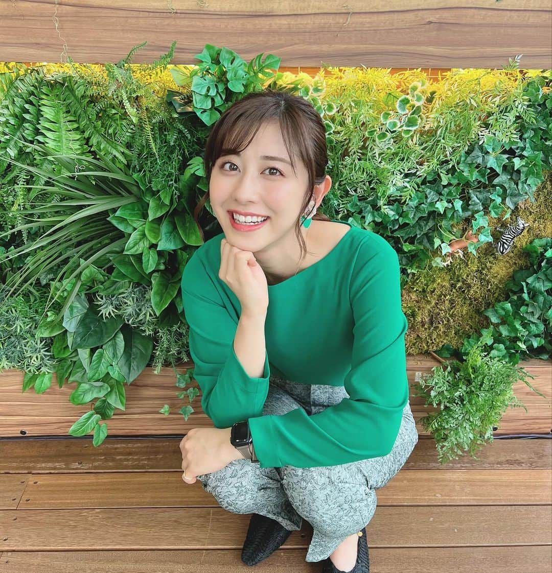 斎藤ちはるさんのインスタグラム写真 - (斎藤ちはるInstagram)「6月に入ってしまいましたよ皆さん🥺 . 時が過ぎていくのが早すぎて…おそろしや〜 . . #写真 は #私服 も #背景 も #イヤリング も #緑 尽くしだった日🟢 #ちなみに #ブラウス は #おばあちゃん の #おさがり 🫶 . . #斎藤ちはる#テレビ朝日アナウンサー#テレビ朝日#テレ朝#アナウンサー#緑コーデ#みどり#みどりコーデ#グリーンコーデ#壁#うしろ と#リンクコーデ#トップス#おさがりコーデ#グリーン#古着#古着好き」6月2日 20時04分 - chiharu_saito_ex