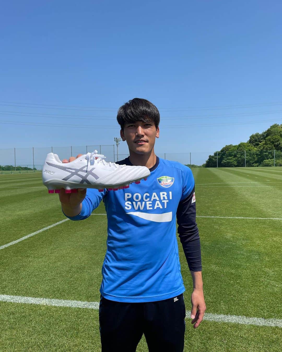 一美和成のインスタグラム：「今年も共に頑張ります！！  NEW color👍  #DSLIGHT  #ASICSFootball  #LiveUplifted」