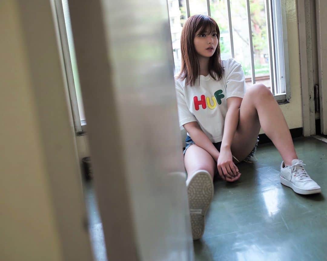 西谷麻糸呂のインスタグラム：「🌻⛱👟」