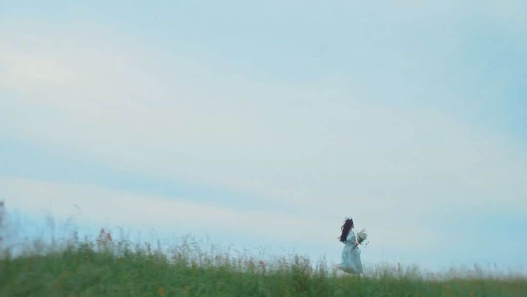 米倉強太のインスタグラム：「Ikaw moistskin cleansing oil  @ikaw_official   Starring  Rina Iwashita @vmvwl Shohei matsuzaki @matsuzakishohei  Dop　 Yohei Haga @yoheipeta  Camera assistant  Kenji Agata Atsuki Ito  @atsukiito_ @kenji_agata  Lighting  Yoshitaka Shimamura @yoshitaka_shimamura  Styling  Eiji Takahashi @eitytakarakia  Hair make  Chika Ueno @uenochika  Color  Haruka Okutsu  @haruka.okutsu  Offline edit Sana Nozomi @nozomi_sana  Music Shin holmes @equivalentexchange.3150  Flower @hanapsy_inc  Director Gota Yonekura @gotayonekura」