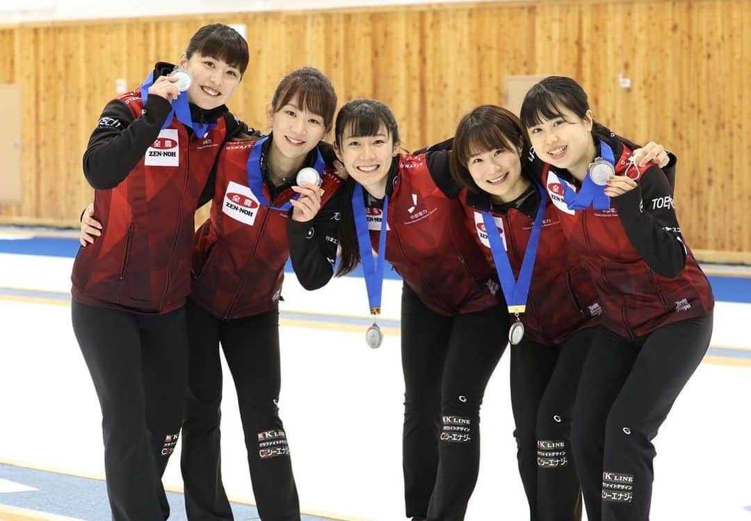 北澤育恵のインスタグラム：「.  日本カーリング選手権大会準優勝🥈でした。温かく応援してくださったファンの皆さま、大会運営の皆さま、支えてくださったスタッフ、トレーナー、会社の方々本当にありがとうございました🙇 結果は悔しさもありますが、今後成長するための課題も沢山見つかりました👁今シーズンはとても長く、このチーム全員で今シーズン最後の大会を締めくくれて良かったです🫶 みんなお疲れ様でした！！！ みんなありがとおおおお！！！ 来シーズンもっともっとレベルアップしていきます🔥🔥🔥  これからも応援よろしくお願いします！！！  写真（C）JCA  #curling#カーリング #JCC2022 #日本カーリング選手権 #中部電力カーリング部 #instasports #instagram」