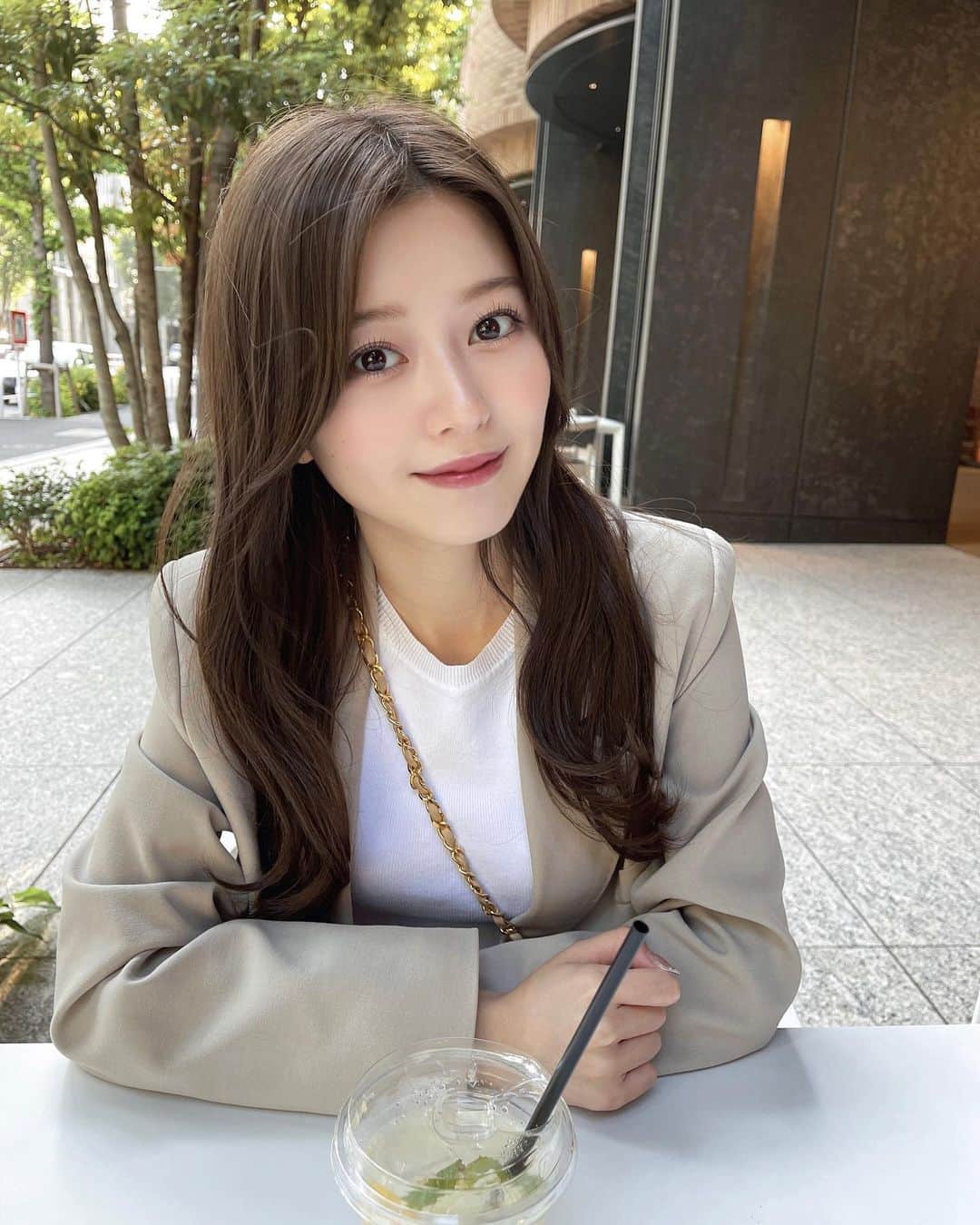 石崎日梨のインスタグラム：「⁡ お久しぶりです…♡ ⁡ 夏モードに移行中👱🏻‍♀️🍋 半袖着るか長袖着るか悩む季節だよね！笑 ⁡ 髪型、今日はセンター分けにしたんだけど、 2wayに出来るようにカットしてもらってるから前髪もあるよ🤭」