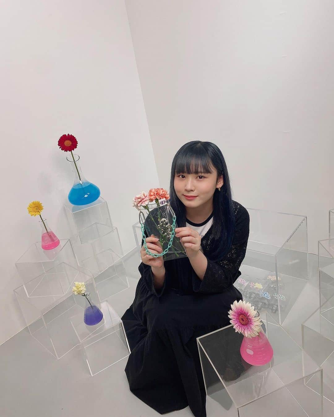 のインスタグラム：「❁⃘*.ﾟ  とびっきりおしゃれなカフェにいきました𓂃☕️💭  バッグに入ってるお花ってかわいすぎる❕ ドリンクとスイーツもとってもおいしかったです🫧  #WEARフラワー #福岡カフェ」