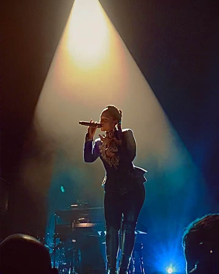 ニック・ハイドフェルドのインスタグラム：「@aliciakeys wonderful and intimate concert yesterday night in Paris 🙏🏻 1 making an entrance 2 wow , the voice 3 Oh oh oh oh oh… #soul #voice #paris #theatremarigny #bringthelight #music #aliciakeys」