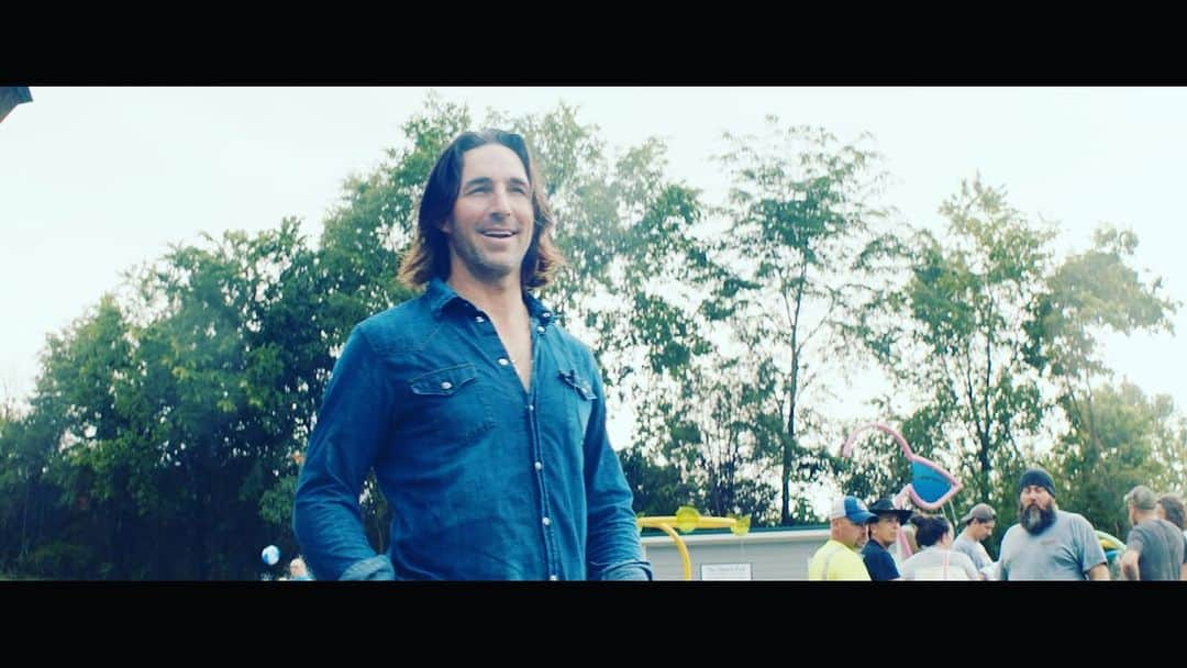 ジェイク・オーウェンのインスタグラム：「I’m so proud of the work and projects we have have been able to accomplish through the Jake Owen Foundation.   🎥 :  Producer: @matthewpaskert   DP: @tyleroaks   Audio: @dpaskert   Please know if you’ve ever donated or given your time to our foundation, YOU are the reason things like this happen. Thank you to the incredible community of Kingston Springs, TN… The Golf Club of TN, and all of my friends that have helped support The Jake Owen Foundation throughout the years. We are making a difference and helping people in the places they call home!」