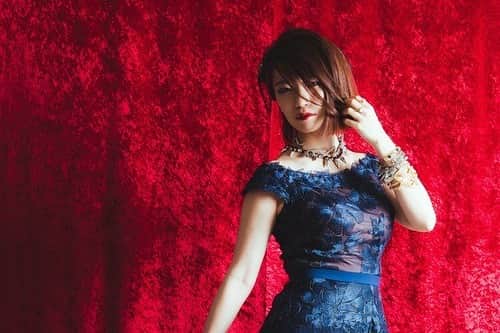 ぱいぱいでか美のインスタグラム：「明日つまりこのあと0時ぴったりに新曲配信開始です🖤 . でか美ちゃん改名後初の新曲 『NEVER BE YOUR LITTLE GIRL』 が6/3より配信リリースされます✨✨✨ 既にライブで披露したりラジオでかけて頂いたりしていますが やっっっっと届けられるー！という気持ち！ 大好きな師匠、大森靖子さん楽曲プロデュースです💖 器用な不器用さと切なさと強さを ジャズに乗せて歌い上げております！！！！ なのでアー写も大人な感じに……😎 MVは6/3の19時にプレミア公開されます！ みんなで一緒に見ようね！ まずはこのあと0:00、配信お楽しみに！ . Vo: でか美ちゃん @paipaidekami  Drums, Piano, Organ, Tambourine: sugarbeans @sugarsugarbeans  Contrabass: 千ヶ崎学 Alto saxophone: 横田寛之 Sound Produce: 大森靖子 @omorimori  Arrangement: sugarbeans  Recording&Mixing : 大野順平 Recording Studio: Studio Sound DALI Mastering : 萩谷まきお (Perfect Music) Mastering Adviser: 冨田恭通 (Magical completer) Photographer: 真島洸  Hair&Make:稲富愛 @h.m.a.a.i  Design:淺野てつこ . #でか美ちゃん新曲 #でか美ちゃん #NEVERBEYOURLITTLEGIRL #大森靖子 さん」