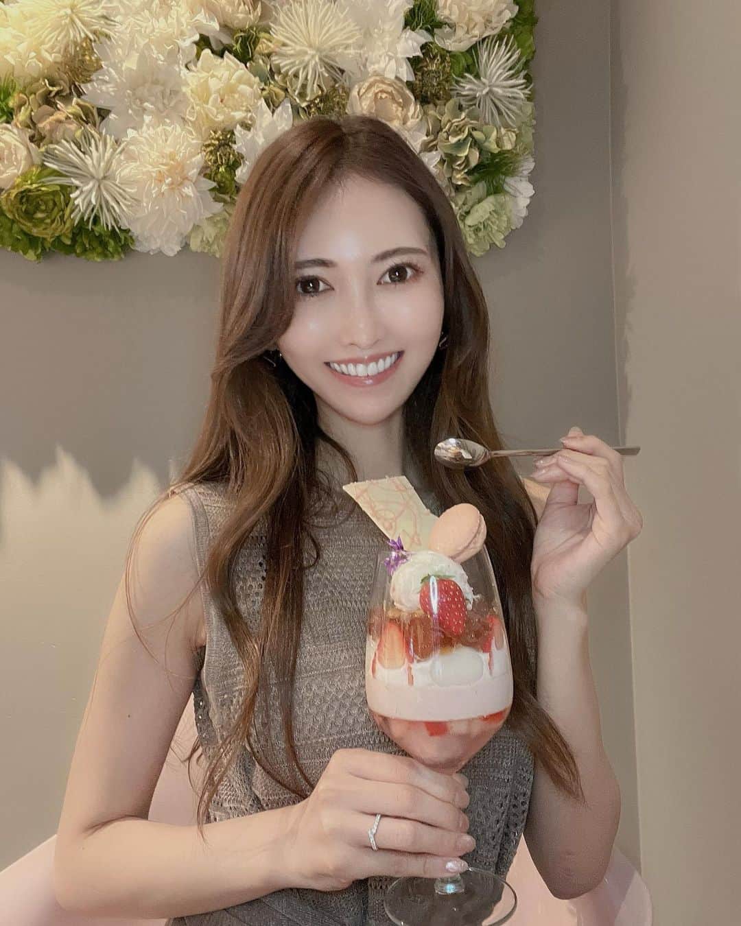 のインスタグラム：「パフェしたい🥰💓 * 表参道でパフェ😘 グルテンフリーのパフェとか 最高すぎませんか？？ 空間も韓国カフェっぽくて お洒落〜💐💐 半個室みたいな所もあって 周りを気にしないで 楽しめます❣️ 表参道でカフェ探してたらおススメ❣️ #まなみんグルメ　←まとめてみますw * 関係ない話ですが、、、笑 お友達に自撮りの仕方を 教えてもらいました🥰 勉強になりました笑 私もリングライト買おうかな、、、😘 * #パフェ　#グルテンフリーパフェ #グルテンフリー　#表参道カフェ #まなみんカフェ巡り #まなみんグルメ」