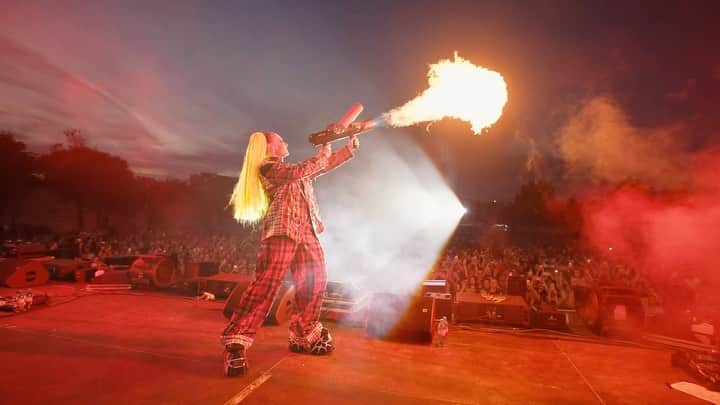 Delia Matacheのインスタグラム：「Asa a fost in ziua 1 #Rockadelia🤘 Azi avem al doilea show! Ultimele bilete pe site! 🔥 Video edit: @catalin_dardea」