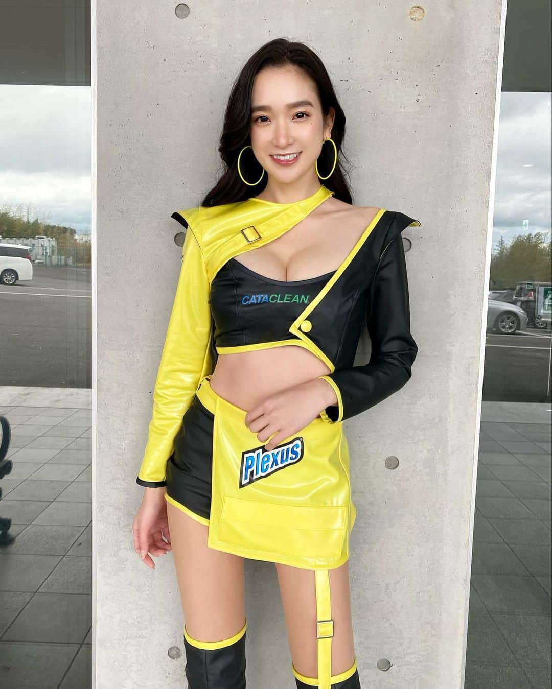 太田麻美のインスタグラム：「明日からは！ ENEOSスーパー耐久シリーズ2022 Powered  by Hankook 第2戦 NAPAC富士 SUPER TEC 24時間レース🏁  24時間レースは、長丁場でとても過酷だと思いますが良いレースになりますように✨ 私達と一緒に888号車 Grid Motorsportの応援を宜しくお願いします💛🖤 富士でお会いしましょう✨  @plexusjapan  @catacleanjapan  @smartvision.kk  @grid_motorsport   タイムスケジュール 【6/3(金)予選日】 12:30-12:45 予選 A Dr 13:25-13:35 予選 B Dr 14:00-14:15 予選 C Dr 14:40-14:55 予選 D Dr 15:10-15:40 フリー走行  【6/4(土)決勝日】 9:30-10:10 ウォームアップ走行 10:45-11:25 PIT WALK 13:40-15:00 スタート進行 15:00-  24h耐久レース決勝 17:40- チームPRステージ  【6/5(日)決勝日】 9:10- チームPRステージ -15:00 24h耐久レース決勝 15:40-16:20 表彰式  #supertaikyu #racequeen #rq #costume #fuji24h #plexus #cataclean #smartvision #gridmotorsport  #mercedesamgcustomerracing #プレクサス #キャタクリーン #スマートビジョン #富士24時間 #富士24時間レース #富士24h #レースクイーン #富士スピードウェイ #コスチューム」