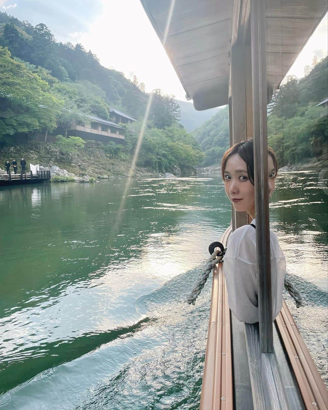 田中里奈さんのインスタグラム写真 - (田中里奈Instagram)「気が付いたら6月！ なんだか新しい気持ちで迎えた6月。 5月はゆるりと過ごしたので、6月はチャレンジ月間✊ そして、今月は皆さまにお知らせもあるよ〜！！  初めて行く場所、初めて見るもの、触れるもの。 そういう日々の新しい経験が、私のエネルギーを循環させてくれてる気がします。 たとえ初めてじゃなくても、自分が変わると世界が変わって見えるから、新しい気持ちで何かに向き合えたらそれもまた素敵。  新しいことへの挑戦も然り。 大きくなくていいから、心がわくわくするような選択を日々してゆきたいな〜  渡し舟でお宿まで行く仕様の星のや京都、この前なおちゃんと初めて行ったんだけど、お船に乗ってチェックインまで、ドキドキわくわく冒険気分でした。  お知らせは来週する予定なので、お楽しみに…♡ それ用に今日はめちゃくちゃ本気で作業したよー。 けどやっぱり夢中って楽しい☺️ あー早くお知らせしたいな！  #たなか旅メモ #京都 #星のや京都 #なおちゃんの写真が神がかって上手い件」6月2日 22時59分 - tanakaofficial