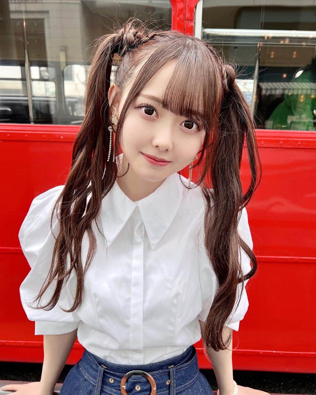 のインスタグラム：「ツインテール好きー？⌒*(„❛ ֊ ❛„)*⌒  🚌💨ロンドンバス映てる？🫶  #ロンドンバス #ツインテール #snidel #resexxy #スナイデル #サンダル #セーラームーンヘア #お団子ヘア #お団子アレンジ #デニムコーデ #デニム #ブラウス #ブラウスコーデ」