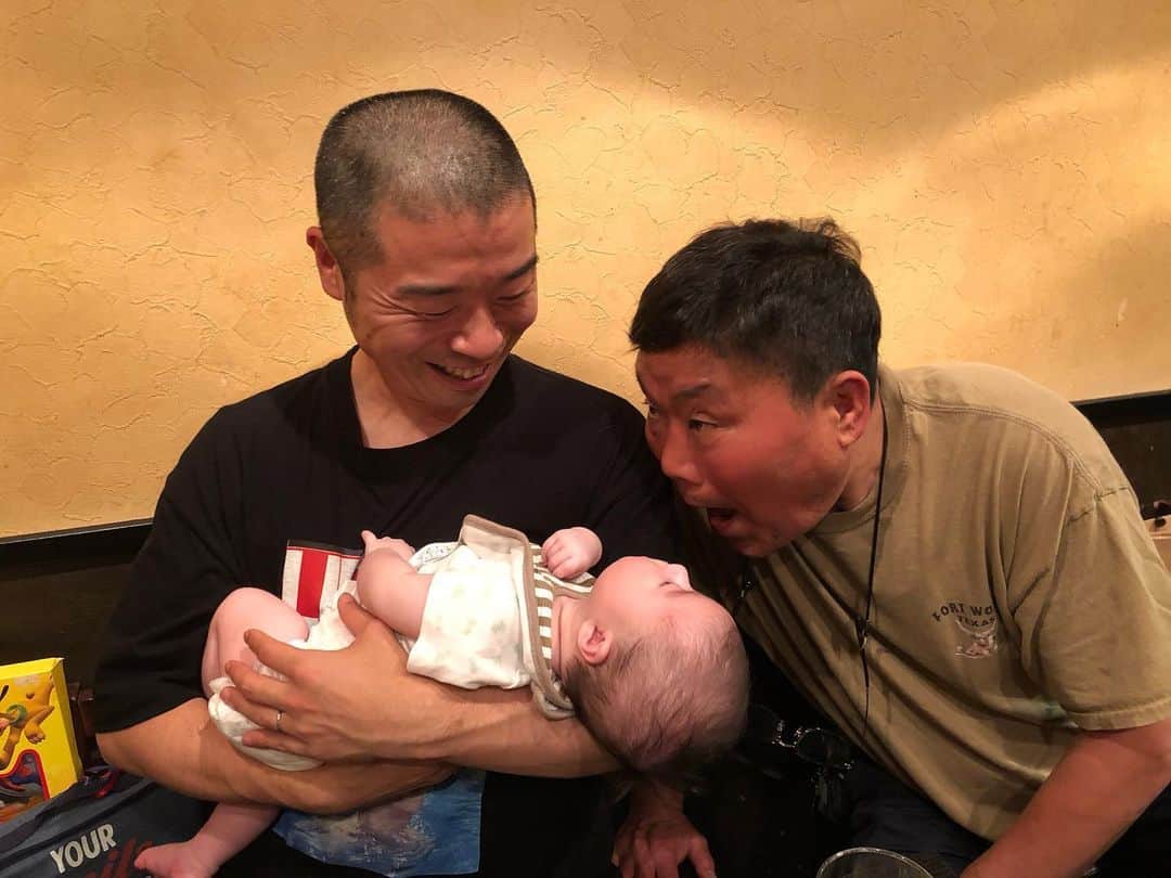 宇都宮まきのインスタグラム：「やっほー😍 ぅちらを結び付けてくれたキューピットちゃん👼💘😇(トミーズ雅さん)が✨ 息子を全力で笑かしにかかってくれてるシーンだょ🤗 まじ優しすぎるんですけどぉー😍😍😍 そんな一期生いる⁉️ まじサンクスだょ😭🤳🙏 息子は全然笑ってなかったけど✨😌きっと笑うとかの次元ぢゃなくて🌏ただただキューピッドちゃんに釘付けだった🏋️‍♀️ キューピッドちゃんを見た過ぎて首が反対にひん曲がってた🤮 まじオカルト〜🤞🥹💘😇 また✨ご家族でコストコ行ってる時☺️幸せ過ぎて号泣したって話し✨聞かせてくださぃ😉 キューピッドちゃん👶🧚‍♀️本当にサンクスだょ❤️ バィバーイ🤗✨👼」