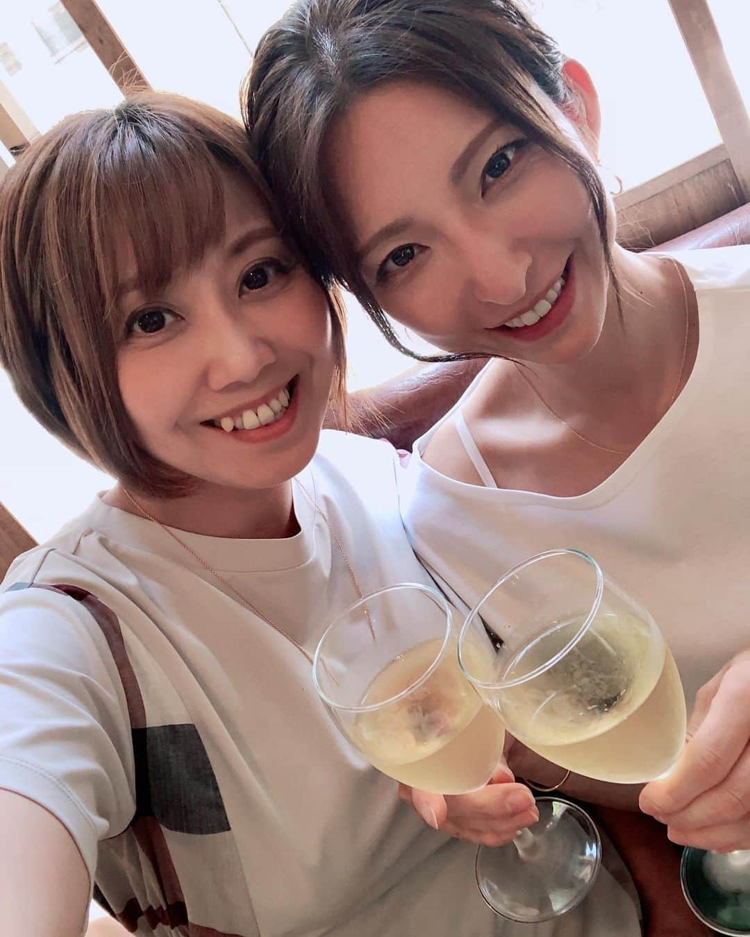 midoriyamaoのインスタグラム：「久しぶりに葉月とランチ❤️ お昼から飲めるって幸せや〜😍❣️ 積もる話がたくさんあってお互い爆破してました😁笑 その後もまだ飲み足りなく、 最近、私がよく行く行きつけのお店に行きました！ 女将さんが秋田出身という事もあり、居心地が良く、ほんといいお店💕 飲んでたら息子を連れて旦那も参戦👍 ワイワイガヤガヤ賑やかになり楽しかったよ〜😊  #女子会ランチ #お昼からお酒 #最高すぎる #秋田出身 #おばこ #おばこのママ #ワイルドママ #カラオケもあるお店 #葉月ラブ ❤️」