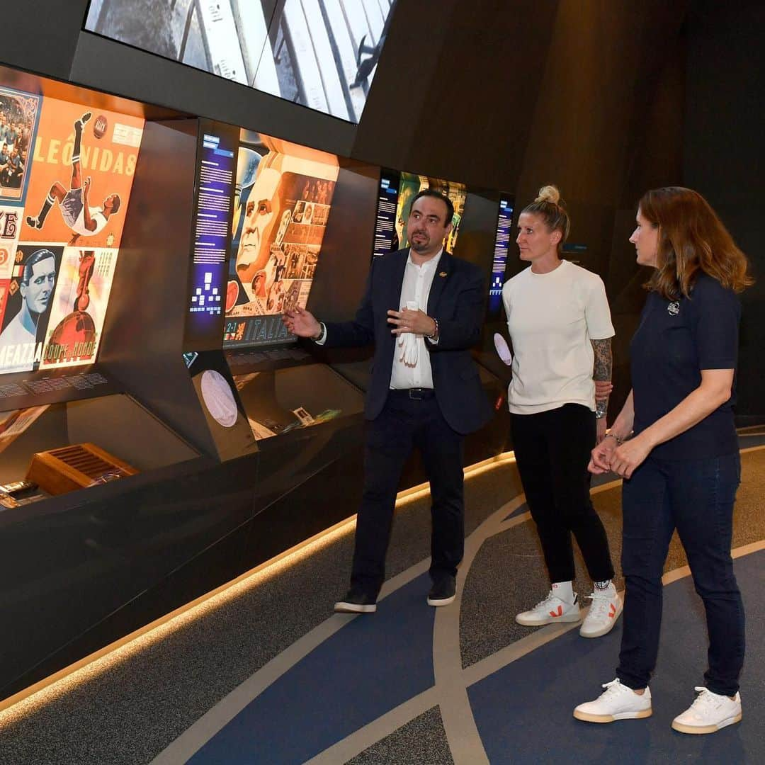 アーニャ・ミッタークさんのインスタグラム写真 - (アーニャ・ミッタークInstagram)「Anja Mittag was the special guest at our @wchampionsleague Live Analysis event two weeks ago 🙌   Before the event she toured the museum with FIFA Museum Managing Director Marco Fazzone and Ambassador Prisca Steinegger and of course got to hold the @FIFAWomensWorldCup Trophy once more 🏆   The 2007 Women’s World Cup winner’s visit is now forever remembered in our Wall of Champions 🇩🇪   #FIFAMuseum #FIFAWWC #Museum #MuseumLife #MuseumTour #Legend #Germany #DFBFrauen」6月3日 0時04分 - anjamittag