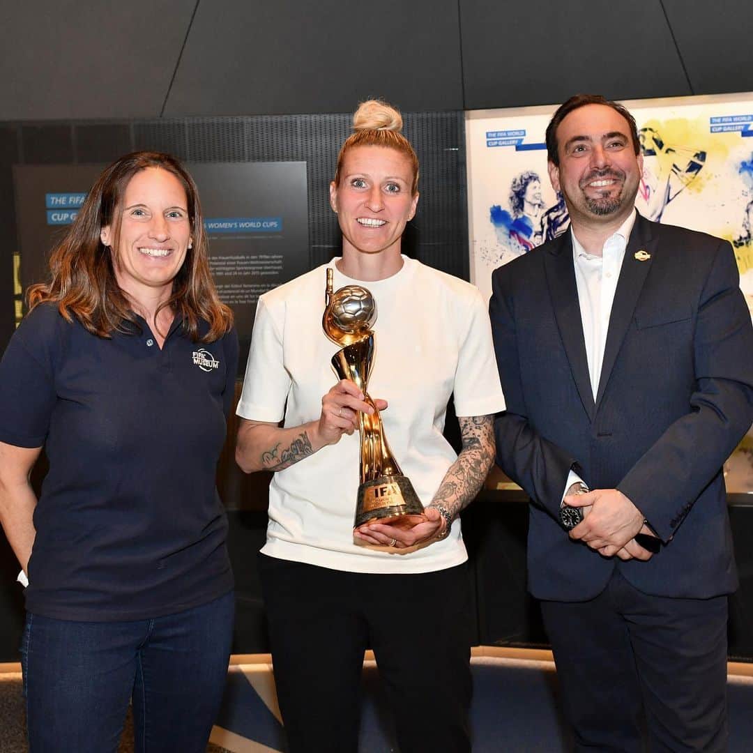 アーニャ・ミッタークのインスタグラム：「Anja Mittag was the special guest at our @wchampionsleague Live Analysis event two weeks ago 🙌   Before the event she toured the museum with FIFA Museum Managing Director Marco Fazzone and Ambassador Prisca Steinegger and of course got to hold the @FIFAWomensWorldCup Trophy once more 🏆   The 2007 Women’s World Cup winner’s visit is now forever remembered in our Wall of Champions 🇩🇪   #FIFAMuseum #FIFAWWC #Museum #MuseumLife #MuseumTour #Legend #Germany #DFBFrauen」