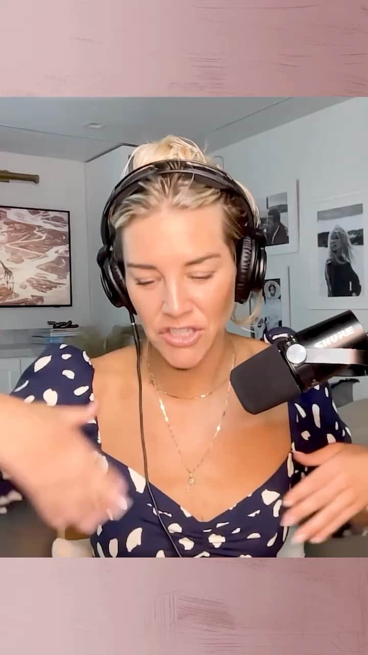エリン・アンドリューズのインスタグラム：「When your friends introduce you to their friends. A time #NoPigeons @calmdownpodcast @charissajthompson」