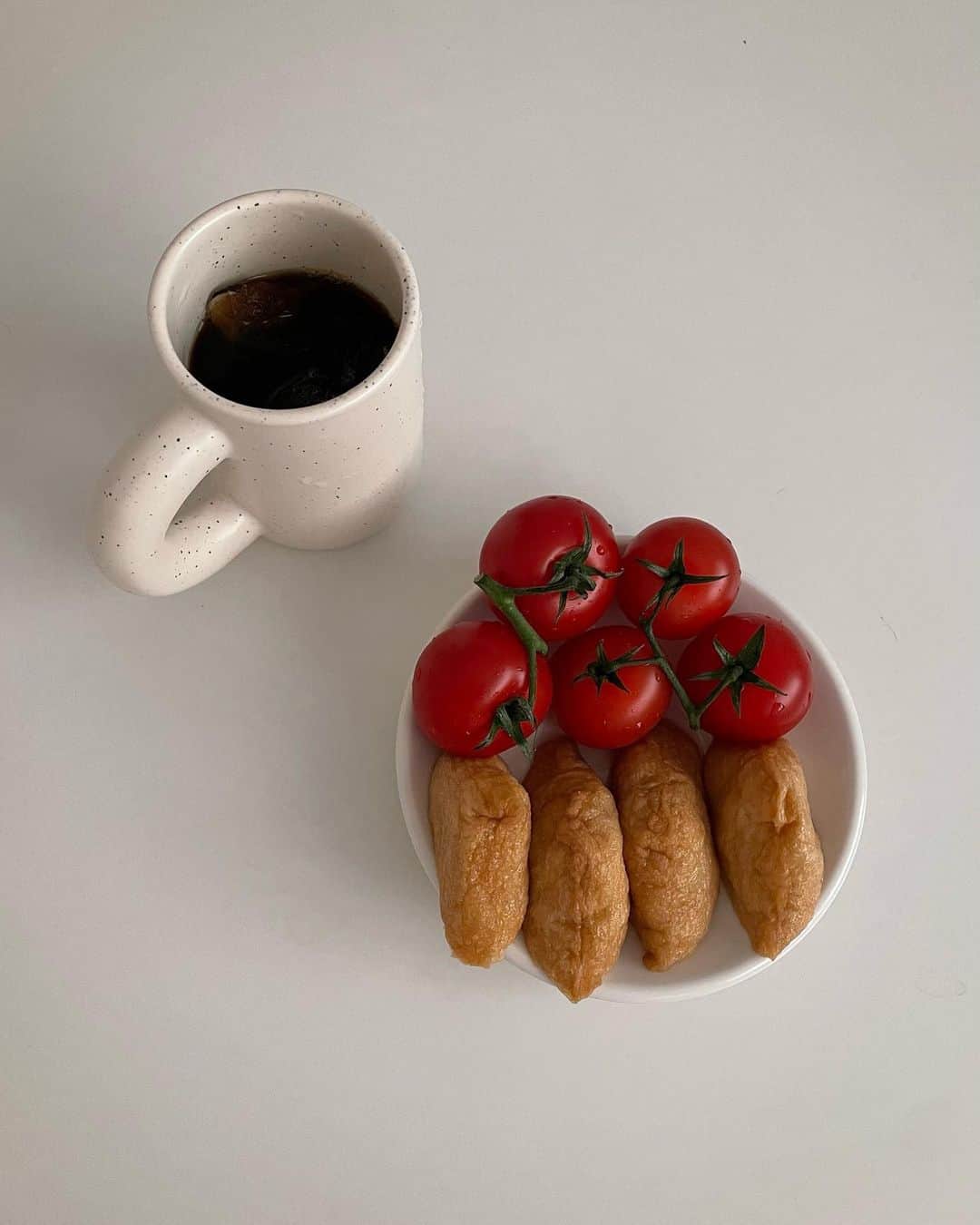 イ・ミンジュのインスタグラム：「귀여운 건 못 참아 🍅🐕🥕🪑🧢」