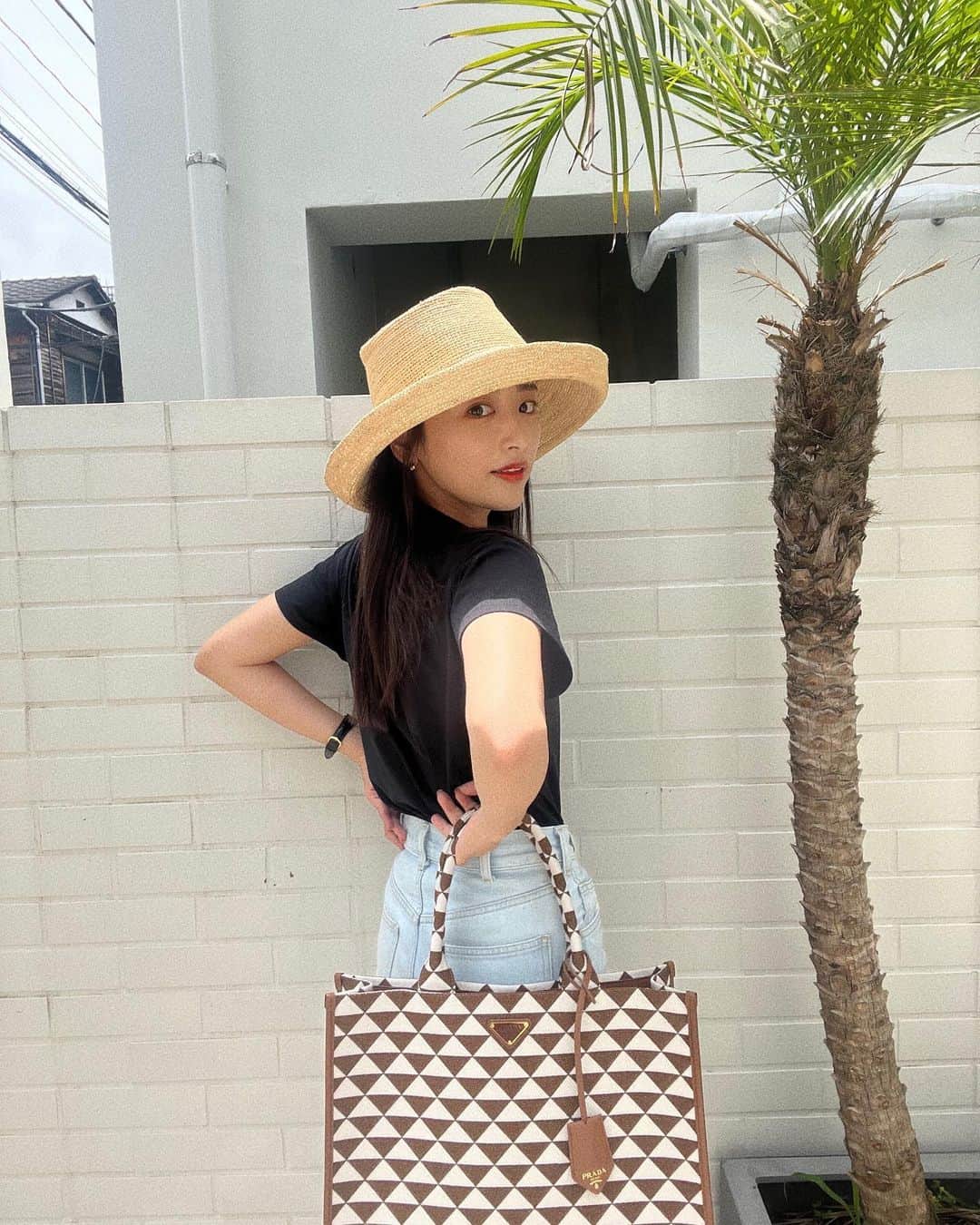 近藤千尋のインスタグラム：「私的な夏の定番コーデ👒👖💕 服がシンプルな時は柄のカバン🤍  @prada  #PradaSymbole  今日は一日長いお仕事ですが、 夜まで頑張ります☺️✨  朝ラヴィットありがとうございました❤️ また衣装とかも載せますね🥰  暑いから熱中症などに 気を付けてくださいね💦🙀🌈」